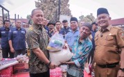 Wako Agung Serahkan Langsung Bantuan Kepada Korban Kebakaran Sukajadi