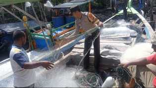 Atensi Kapolres Bengkalis, Personel Polsek Bantan Bantu Nelayan