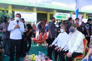 Wali Kota Dampingi Menko Perekonomian Tinjau Vaksinasi Massal di SDN 158 Pekanbaru