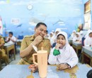 Wawako Markarius Tinjau PTM di Pekanbaru, Siswa Dibekali Masker dan Vitamin C