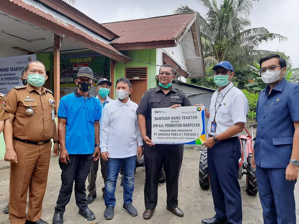 Wakil Ketua DPRD Serahkan 2 Unit Hand Traktor Kepada LPMK Perhentian Marpoyan