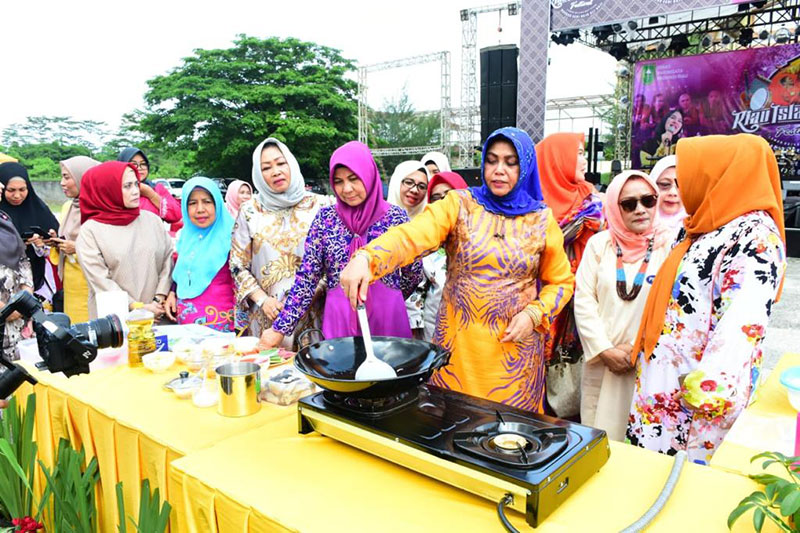 Istri Gubernur Riau Hj Misnarni Syamsuar Ikut Demo Masak di Ajang Festival Ruang Kita II