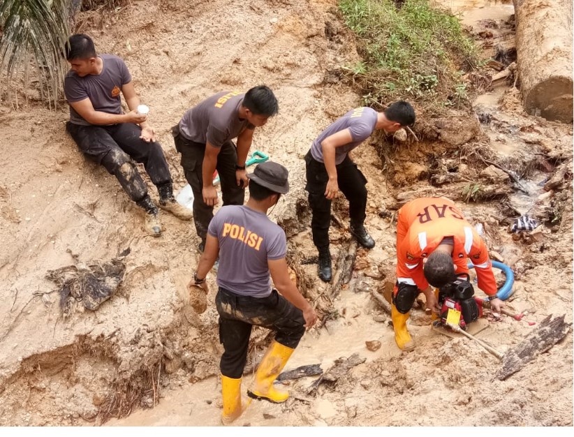 Polda Riau Sigap Bencana Tanah Longsor di Kabupaten Rokan Hulu