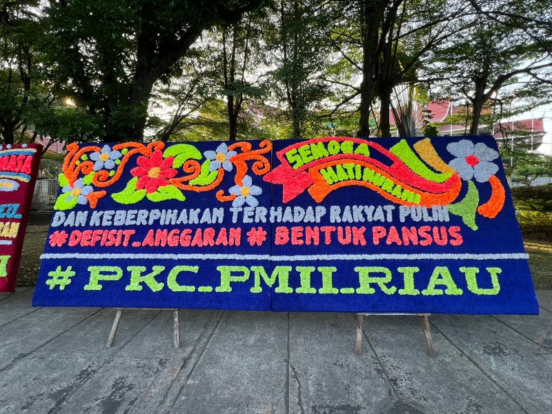 Papan Bunga Berjejer Depan DPRD Riau, Cipayung Plus Desak DPRD Bentuk Pansus LHP BPK RI