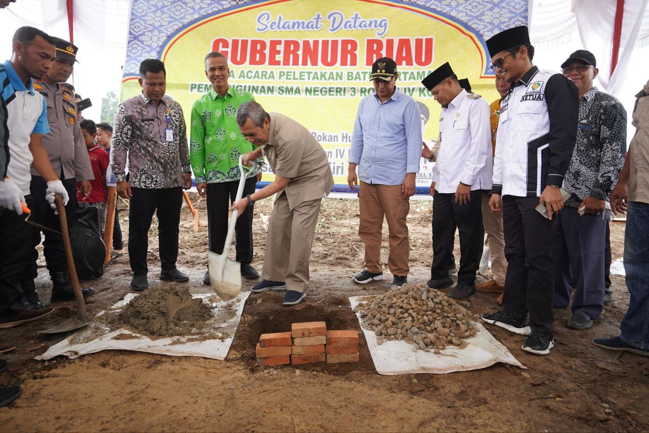 Gubri Syamsuar Lakukan Peletakan Batu Pertama pembangunan Gedung SMAN 3 Rokan IV Koto