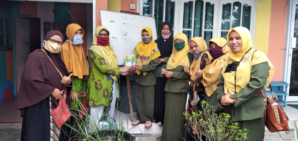 LLHPB Riau Bagikan Puluhan Paket Bibit Sayur ke TK Asiyiyah