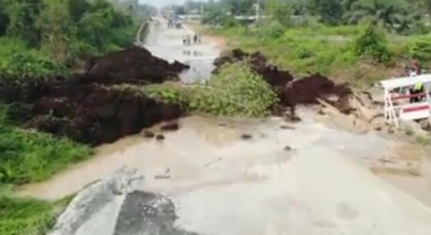 Amblas Sedalam 43 Meter, Akses Jalan Nasional Pekanbaru-Mengkapan Siak Putus