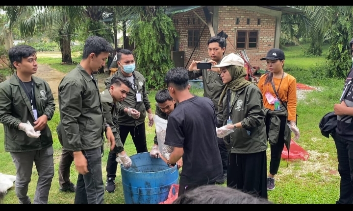 Mahasiswa KKN UMRI Adakan Pelatihan Pembuatan Pupuk Kompos