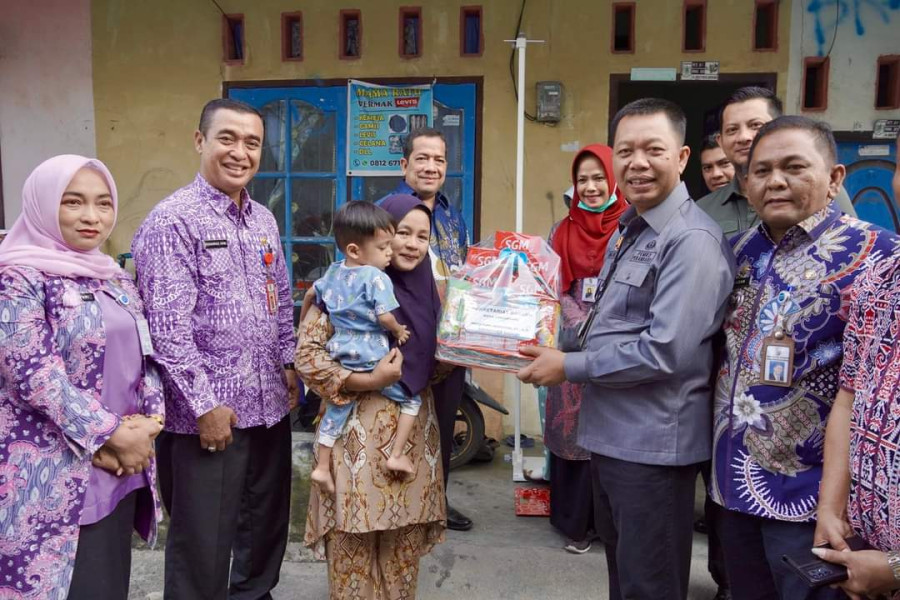Sekdako Pekanbaru Salurkan Bantuan ke Tiga Anak Asuh Stunting