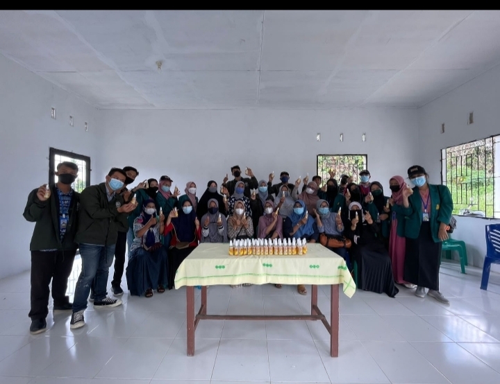 Mahasiswa KKN 14 UMRI Edukasi Pembuatan Handsanitizer kepada Ibu PKK Tenayan Raya