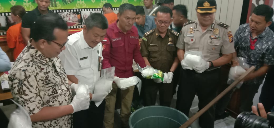 Sebanyak 9.573,36 gram sabu di musnakan Direktorat Reserse Polda Riau