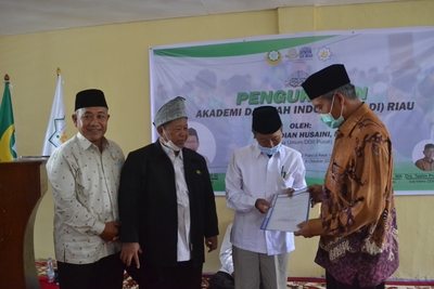Ketum DDII Pusat Kukuhkan Akademi Dakwah Riau