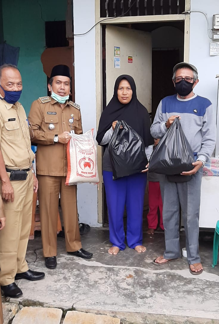Pasca Viral di Medsos, Camat Bukit Raya Serahkan Bantuan untuk Indrawati