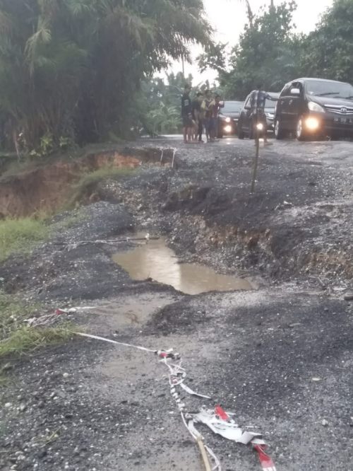 Longsor Jalan di Kuala Cenaku, Pemprov Harus Segera Bertindak