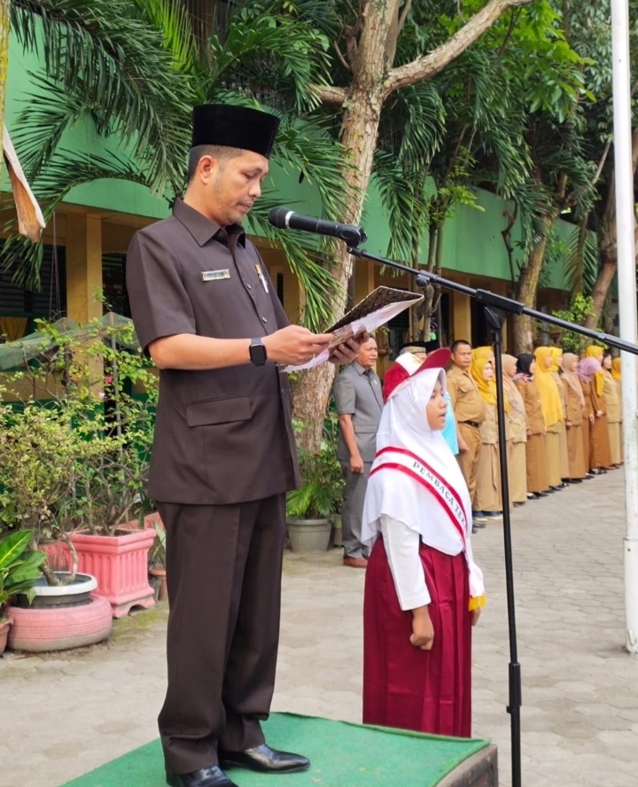 Wakil Ketua DPRD  Jadi Pembina Upacara di SDN 114 Pekanbaru, Ini Pesannya Pada Siswa