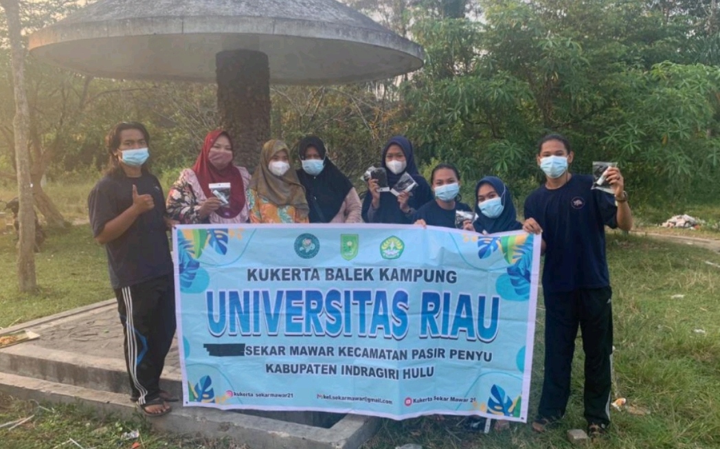 Tim Pengabdian Kukerta UNRI Bagikan 100 Handsanitizer dan Masker di Kelurahan Sekar Mawar