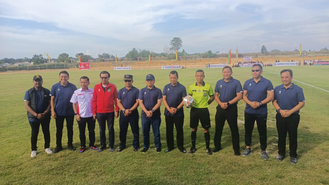 Pimpinan DPRD Pekanbaru Resmikan Lapangan Sepakbola Sportcenter Pekanbaru