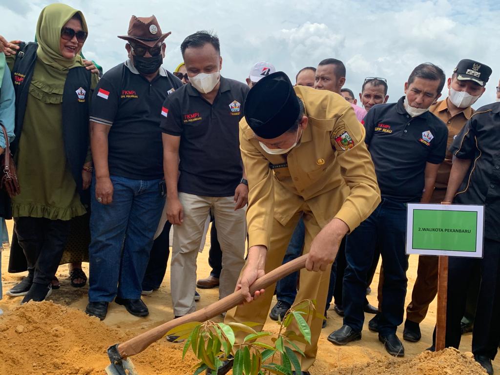 Wali Kota Tanam Bibit Pohon di Jalan Palembang
