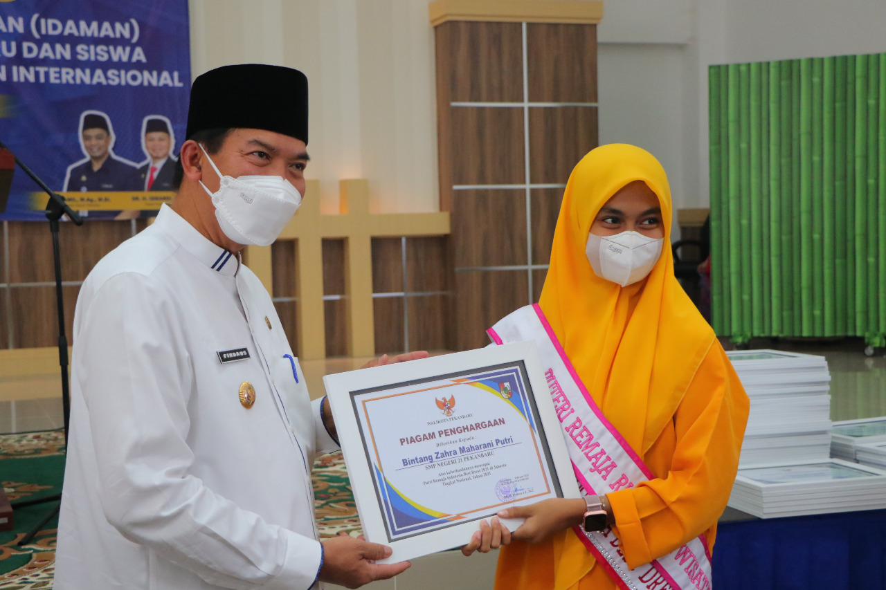 Wali Kota Pekanbaru Beri Apresiasi Bagi Insan Pendidikan Berprestasi