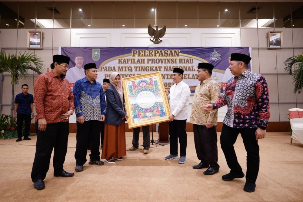 Gubri Lepas 54 Kafilah Riau Menuju MTQ Nasional di Kalimantan Selatan