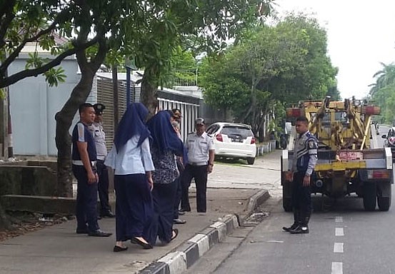 Lihat Petugas Derek, Pemilik Kendaraan yang Parkir Sembarangan di Diponegoro Panik
