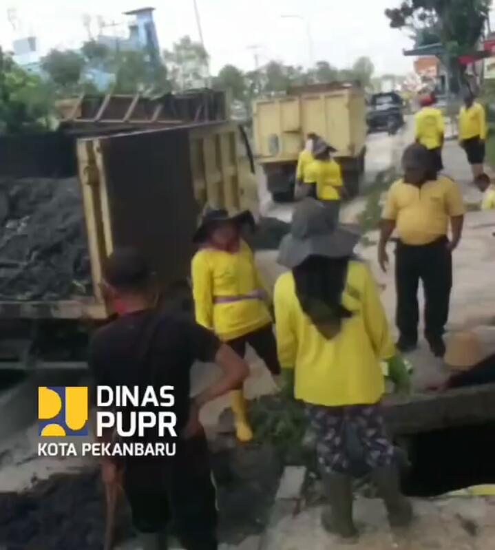 Pasukan Kuning Dinas PUPR Pekanbaru Bersihkan Drainase Jalan Soebrantas