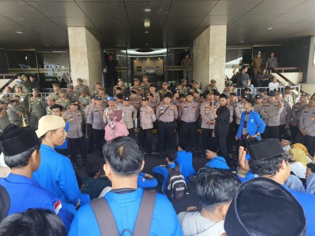 PMII Pekanbaru Unjuk Rasa di Kantor Gubernur, Minta Mendagri Cabut SK Pj Wali Kota Pekanbaru