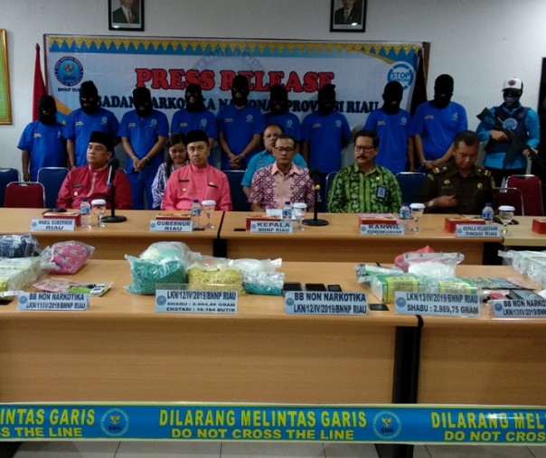 Gubernur Riau Beri Penghargaan Kepada Tujuh Personil BNN Riau