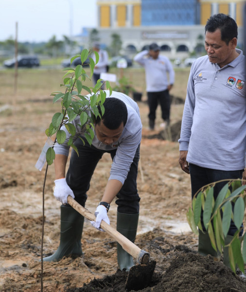 Puluhan Bibit Pohon Ditanam Pada Raker Komwil 1 APEKSI