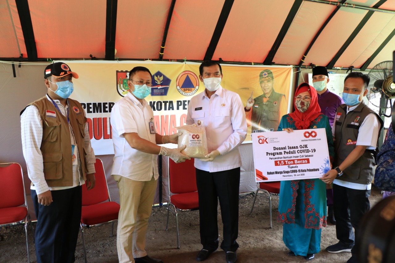 Tim Gugus Tugas  Pekanbaru Terima Bantuan 1,5 Ton Beras dari OJK Riau