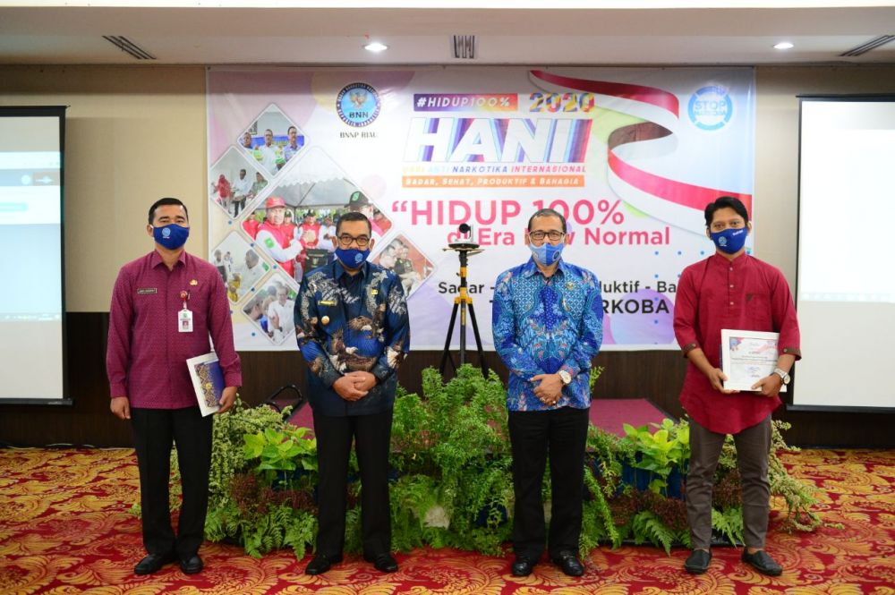 Peringatan HANI 2020, BNNP Riau Serahkan Penghargaan Kepada Instansi dan Pegiat Terbaik P4GN