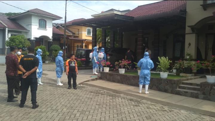 Positif Corona, Rumah Pasien Disemprot Disinfektan