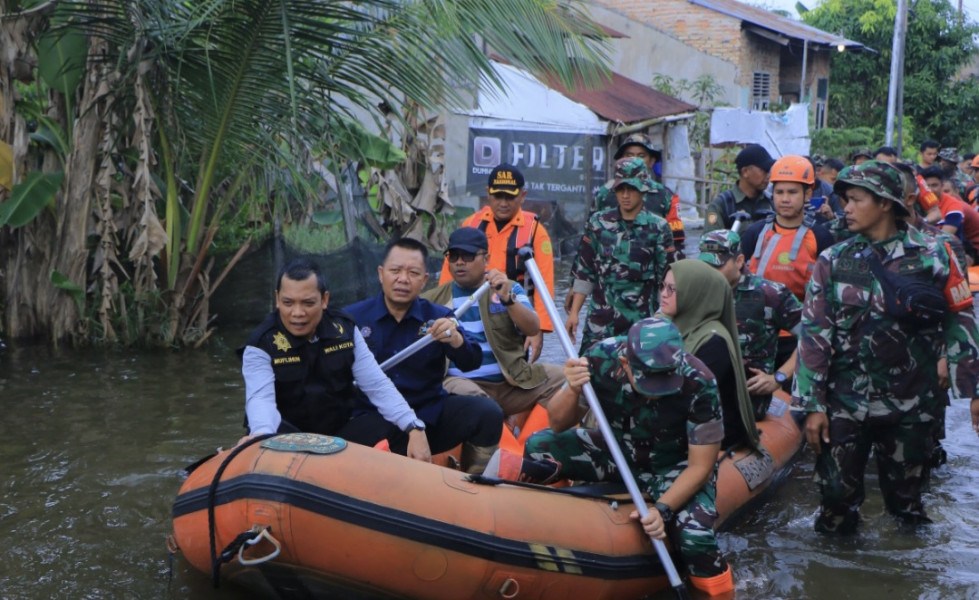 Pj Wali Kota Pekanbaru Salurkan Bantuan ke Korban Banjir di Rumbai