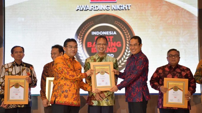 Bank Riau Kepri Raih Penghargaan As The Winner of Best Banking Brand 2016 for Best Digital Title
