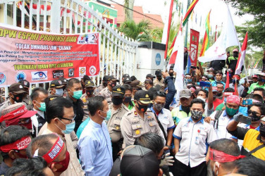 Buruh dan DPRD Riau Teken Kesepakatan Tolak RUU Omnibuslaw