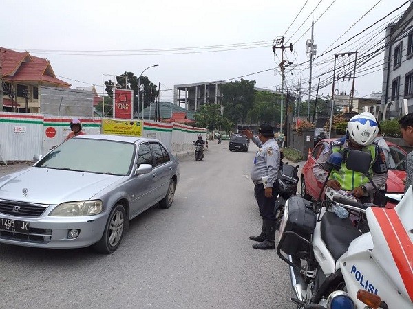 Mobil Tamu Parkir di Trotoar, Dishub Pekanbaru Peringatkan Megara Hotel