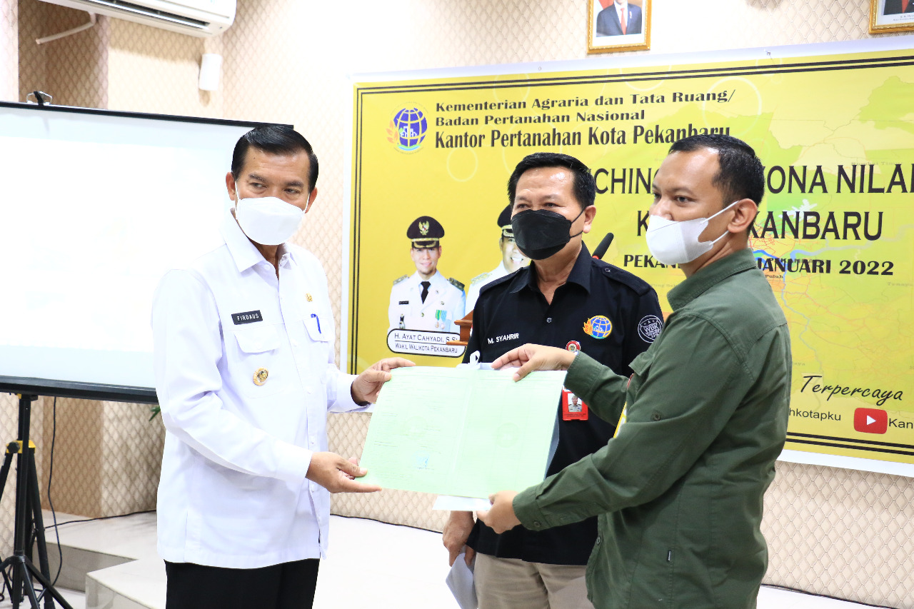 Pemko Terima Sertifikat Tanah untuk Terminal Kargo di Sialang Rampai