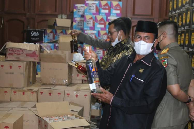Komisi II DPRD Pekanbaru Temukan Ratusan Kardus Minuman Berakohol Kadarluarsa di Gudang PT Henson Al
