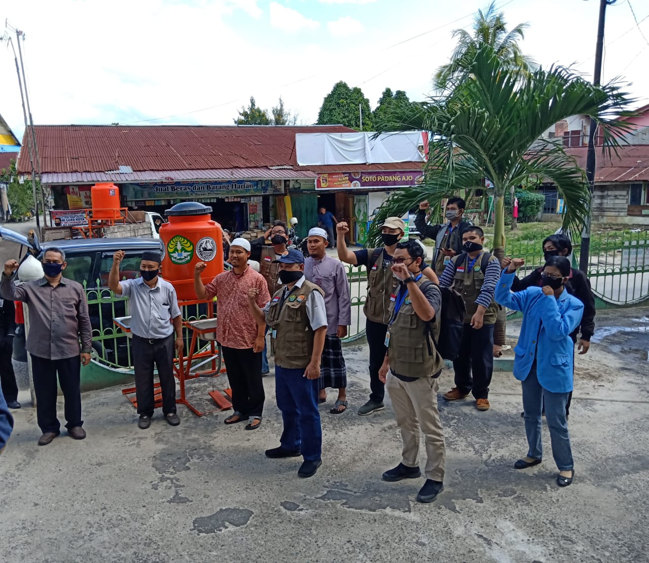 Relawan Satgas Siaga Bencana dan Mahasiswa Kukerta UNRI Bagikan  Shand Washer di Pasar Pekanbaru