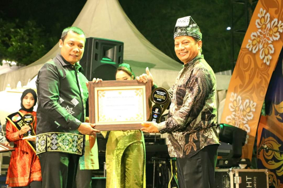 Pj Wali Kota Pekanbaru Serahkan Penghargaan Untuk Insan Pariwisata Pekanbaru