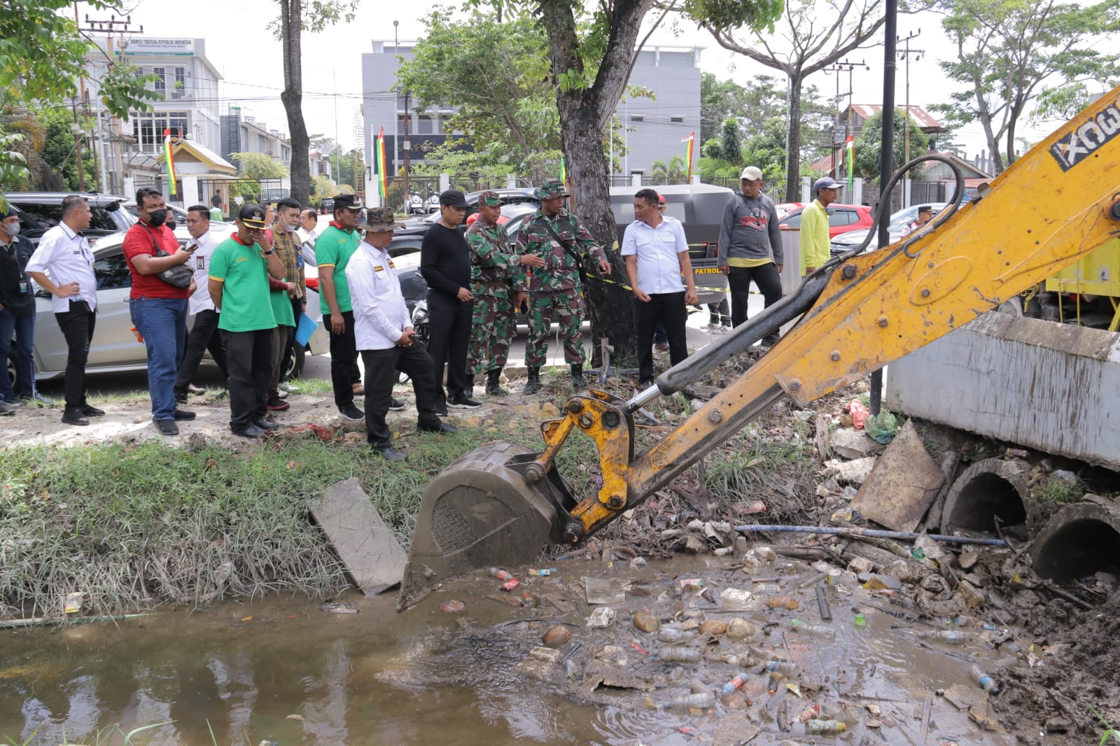Cari Tahu Penyebab Banjir, Pj Wali Kota Tinjau Pengerukan Drainase Jalan Arifin Ahmad