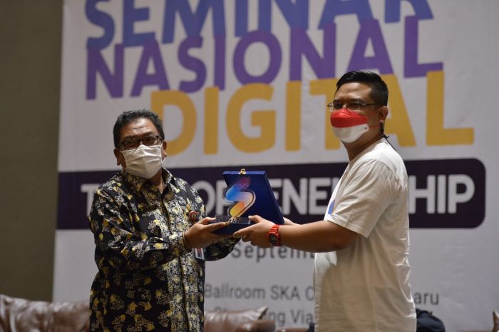Kadiskominfotik Riau Buka Seminar Nasional Digital Technopreneurship