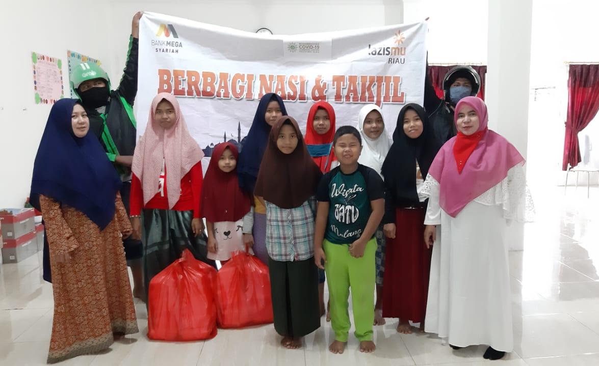 LAZIZMU Riau Beri Paket Buka Puasa ke Panti Asuhan Putri Aisyiyah Pekanbaru