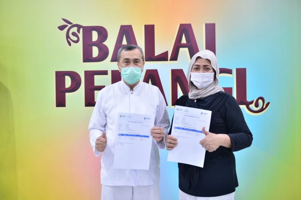 Gubri Syamsuar dan Istri Jalani Penyuntikan Vaksin Tahap ke II