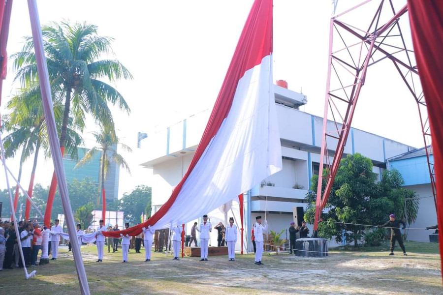 Bendera Raksasa Berkibar di Menara RRI Pekanbaru