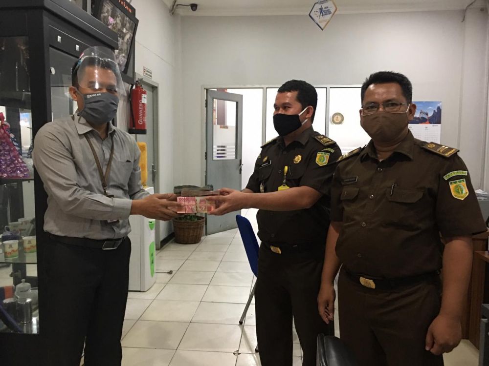 Kejari Rohul Setor Uang Rampasan Kasus Korupsi Konservasi Bukit Suligi