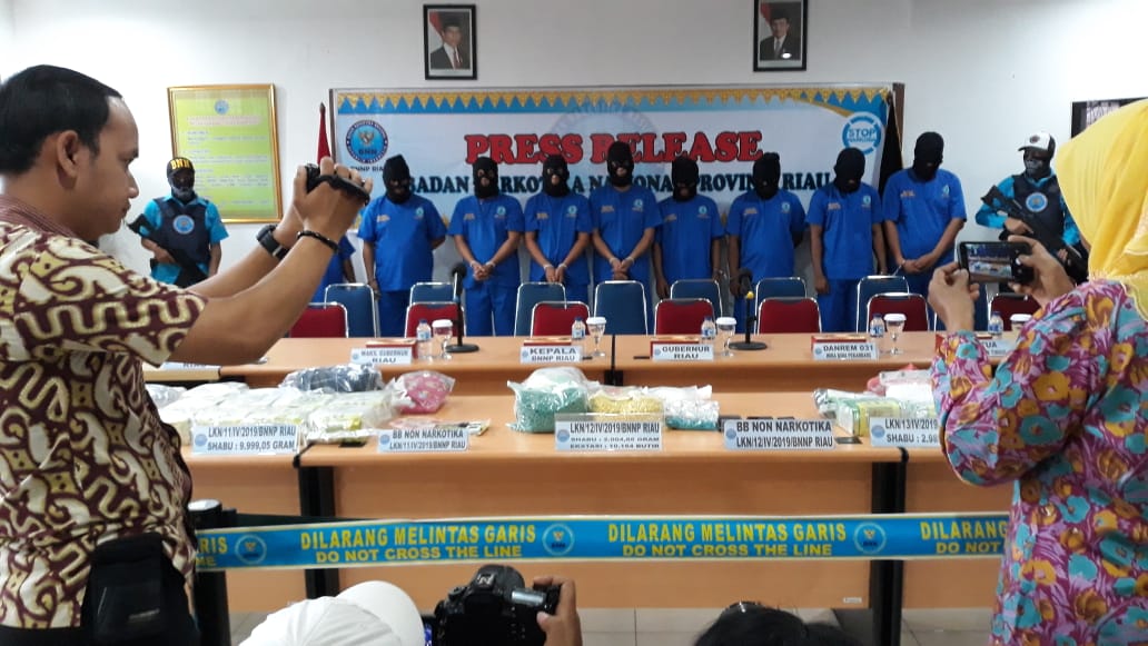 Dukung BNN, Gubri dan Wagubri Saksikan Ekpose Pengungkapan Narkoba di Kantor BNN Riau 