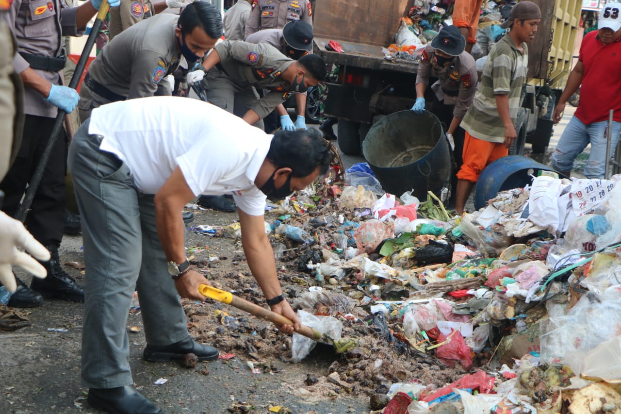 Tim Gabungan Goro Bersihkan Sampah di Persimpangan Jalan Teratai