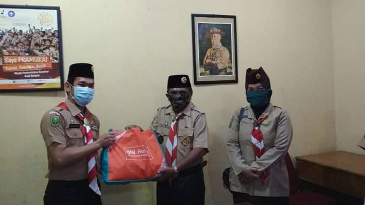Kwarcab Gerakan Pramuka Kota Pekanbaru Berbagi Bingkisan Lebaran