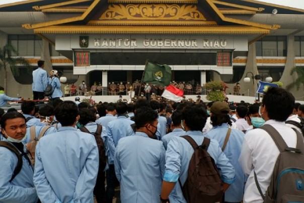 Berhasil Masuk Halaman Kantor Gubernur Riau, Mahasiswa: Kami Tak Ingin Mati Karena Asap
